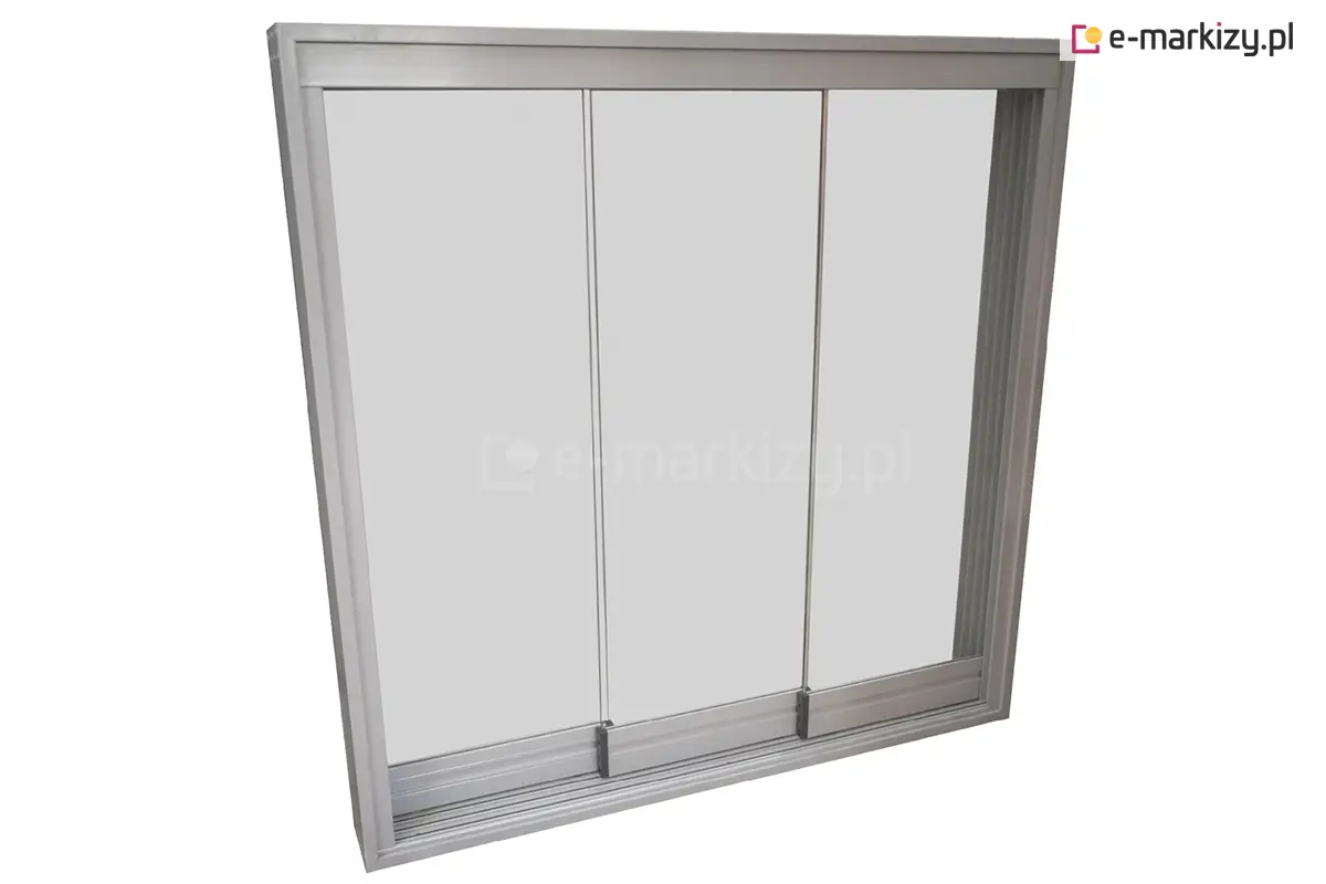 Trzyczęściowe drzwi przesuwne Miros z paneli szklanych na 3-torowej prowadnicy z widocznymi zakładkami między panelami - nowoczesny system do zabudowy tarasu lub pergoli.