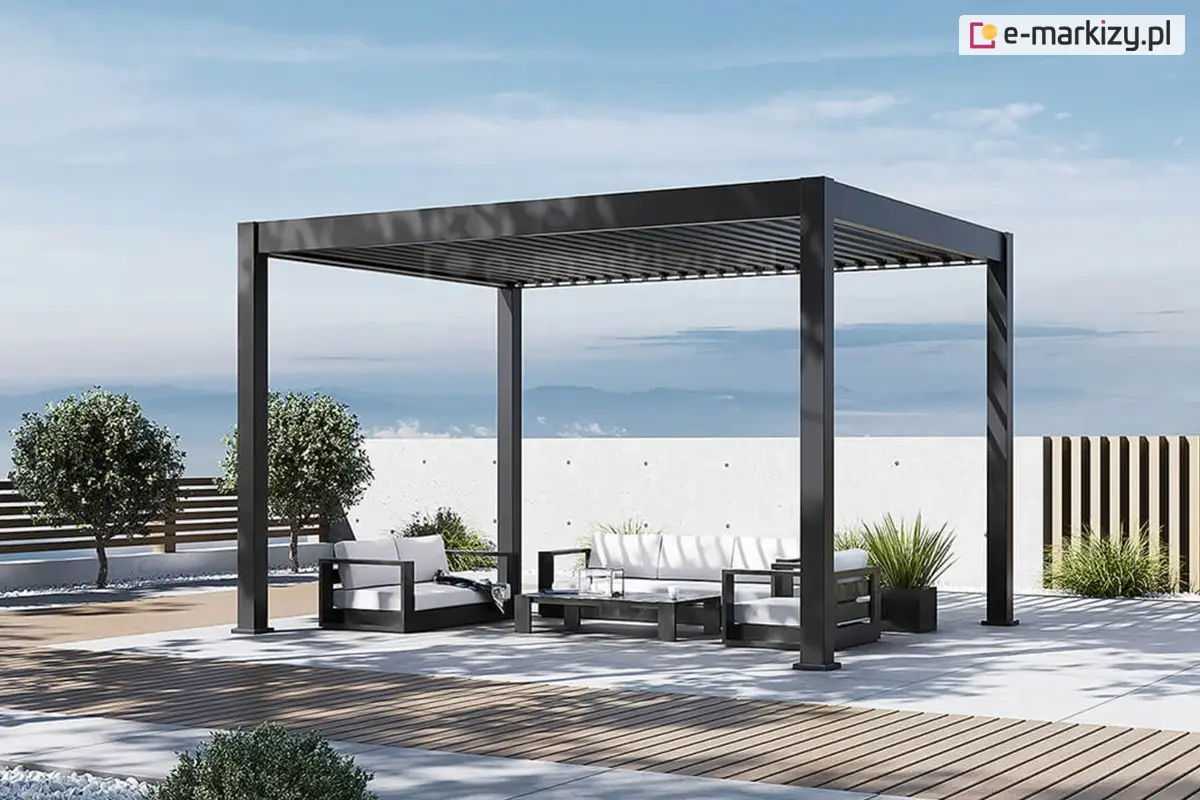 Elektryczna pergola bioklimatyczna Rubio wykonana z aluminium w eleganckim antracytowym kolorze, ustawiona na tarasie z drewnianym podestem. Dach z obracanych lameli zapewnia skuteczną ochronę przeciwsłoneczną i wentylację. Wnętrze wyposażone w komfortowe meble ogrodowe w nowoczesnym stylu.