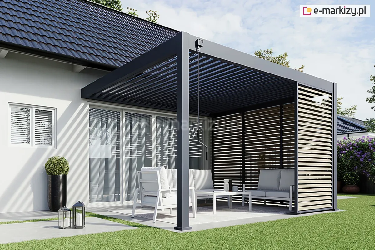 Pergola Rubio Soft z eleganckim panelem żaluzjowym montowanym na jednym z boków, tworzącym efekt prywatnej strefy wypoczynkowej pod lamelowym zadaszeniem, w grafitowej stylistyce. W otoczeniu widoczne są rośliny i ogród przy jasnej elewacji domu.