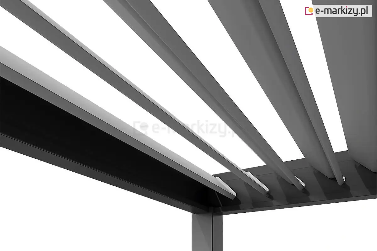 Automatycznie sterowane jasnoszare lamele dachowe pergoli Marlo obracane o 135 stopni – idealne do regulacji światła i cienia na tarasie.