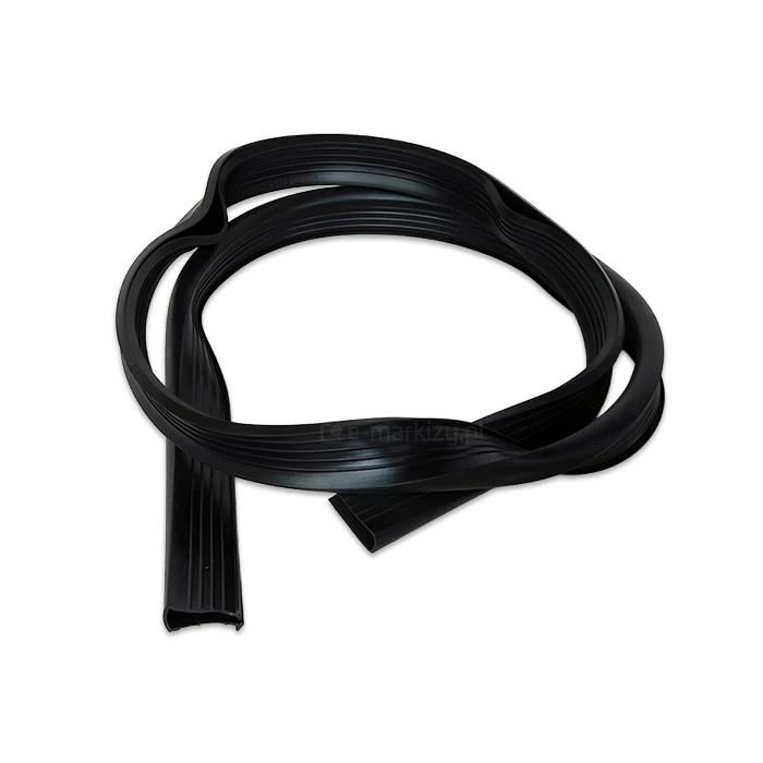 Uszczelka gumowa przeznaczona do profili H w systemie drzwiowym Auris, sprzedawana w odcinkach o długości jednego metra. Element wykonany jest z elastycznej, czarnej gumy o profilowanym kształcie, który pozwala na pewne osadzenie wewnątrz profilu. Uszczelka charakteryzuje się podłużnymi żłobieniami na powierzchni, które zwiększają jej przyczepność oraz skuteczność w uszczelnianiu konstrukcji drzwiowej.