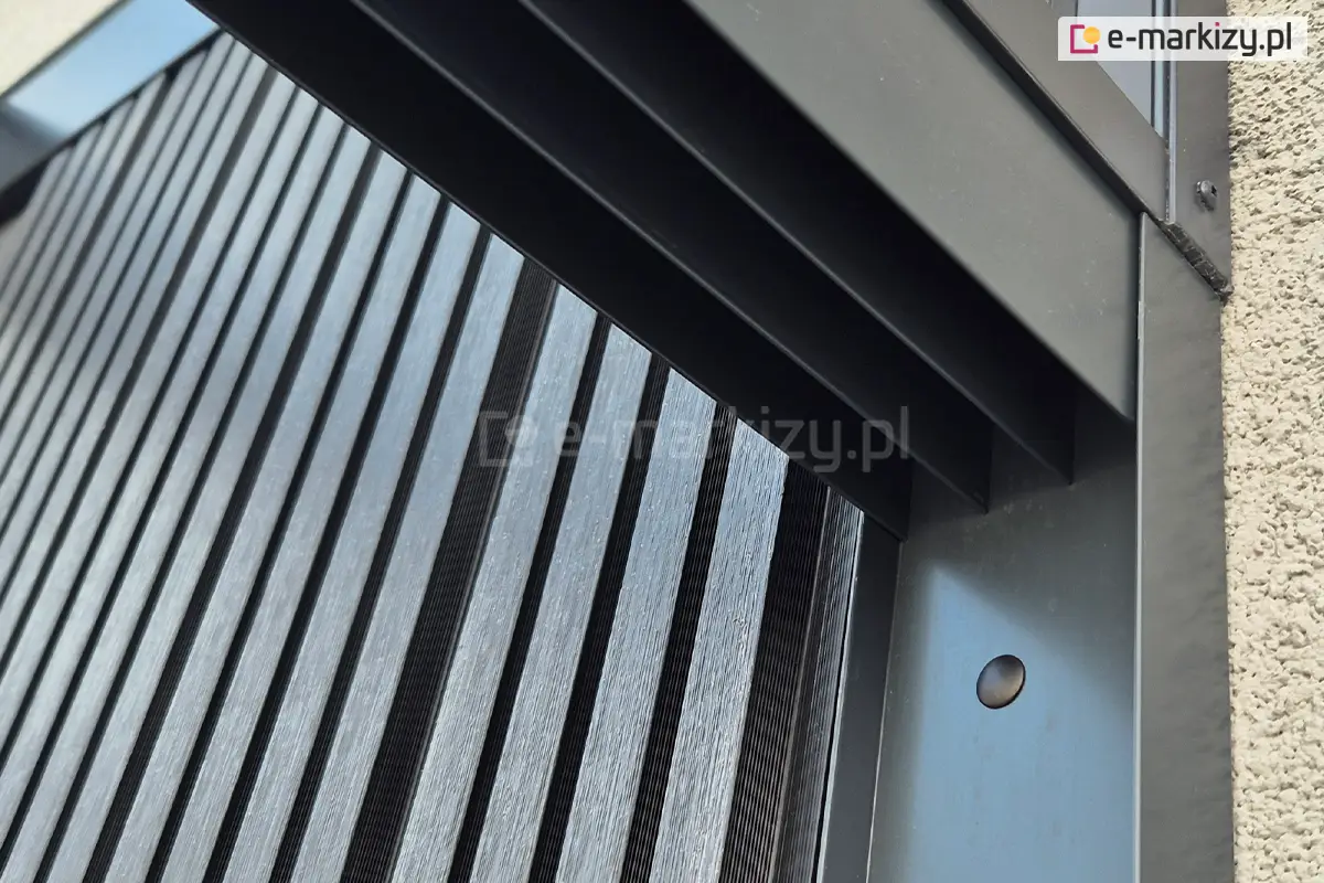 Konstrukcja aluminiowa systemu szyb Miros, przedstawiająca solidne profile nośne i dolną ramę montażową w nowoczesnej zabudowie tarasu