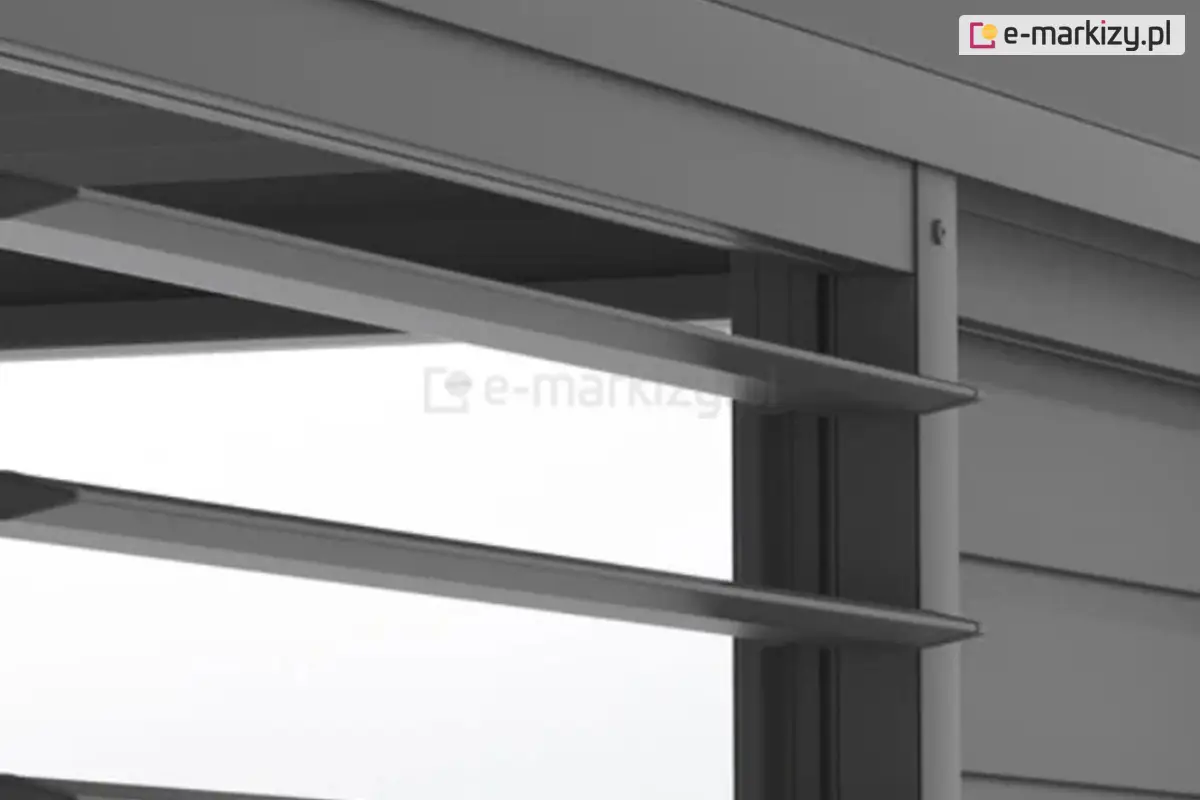 Detal aluminiowych lameli żaluzjowych do drzwi przesuwnych w pergoli Gloria. Wytrzymała konstrukcja malowana proszkowo – odporna na warunki atmosferyczne.