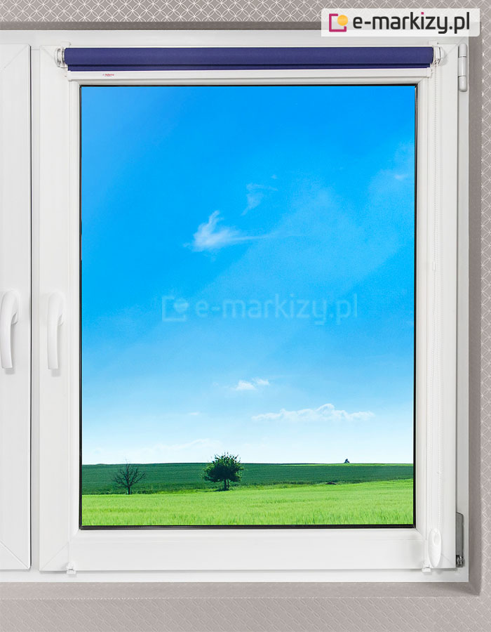 Roleta wolno wisząca zwinięta na belce nawojowej całkowicie odsłaniająca okno