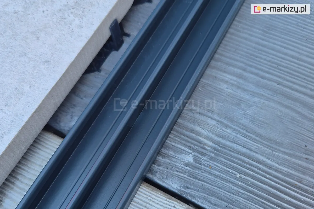 Montaż prowadnicy z aluminium wysokiej jakości systemu Miros przy płycie tarasowej