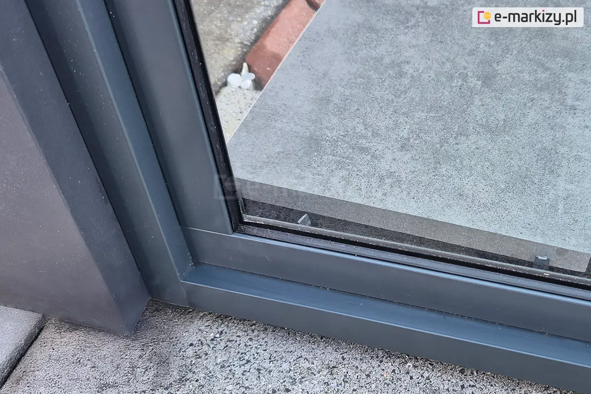 Detal aluminiowego profilu Fest łączącego szybę ze słupkiem pergoli — precyzyjny montaż ściany szklanej zapewniający stabilność i eleganckie wykończenie tarasu lub ogrodu