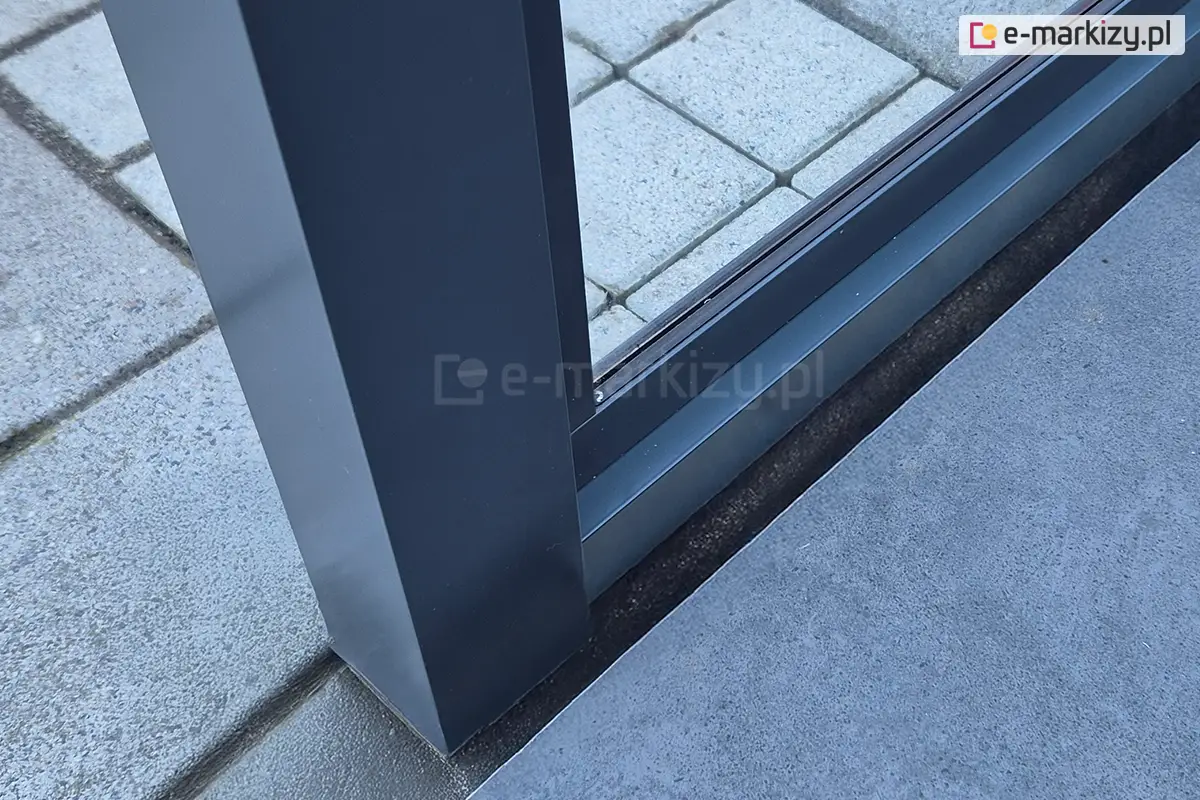 Okno stałe do zadaszeń Fest - Galeria - Detal połączenia profilu aluminiowego pergoli tarasowej z szybą hartowaną Fest na tarasie