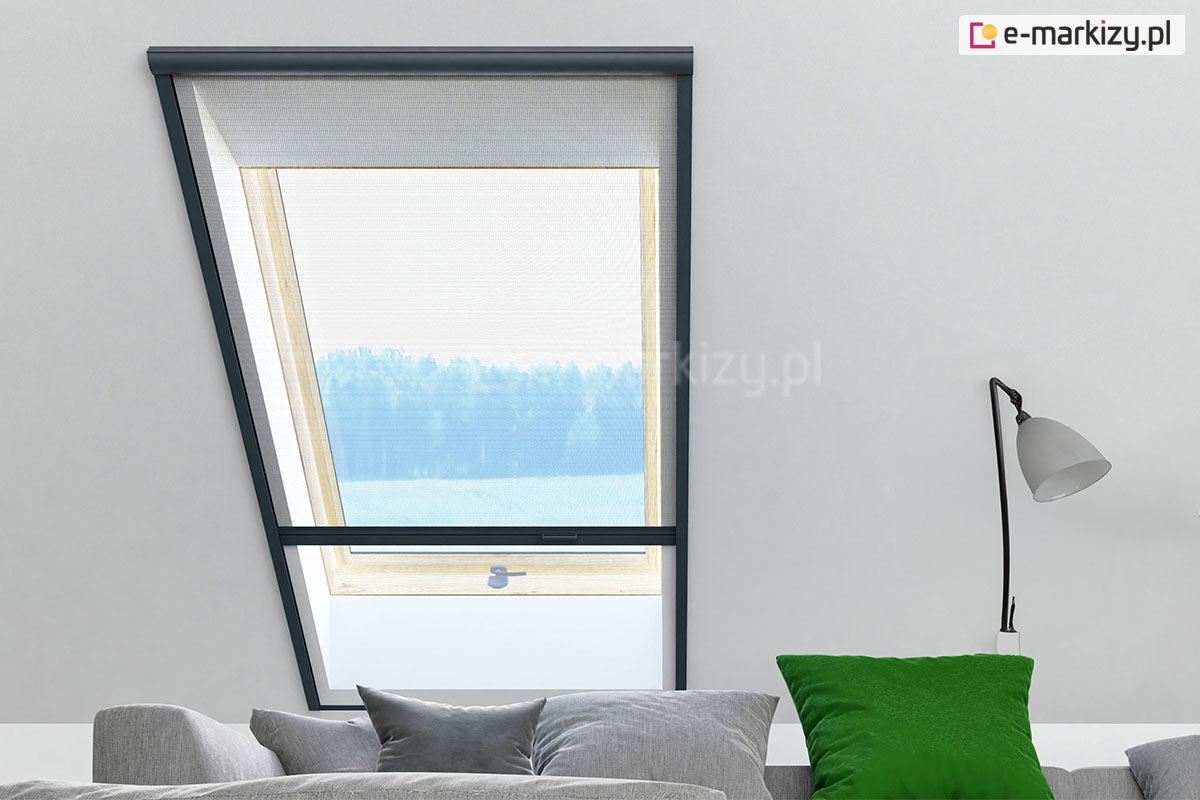 Okno dachowe z moskitierą ochronną zamontowaną na ścianie