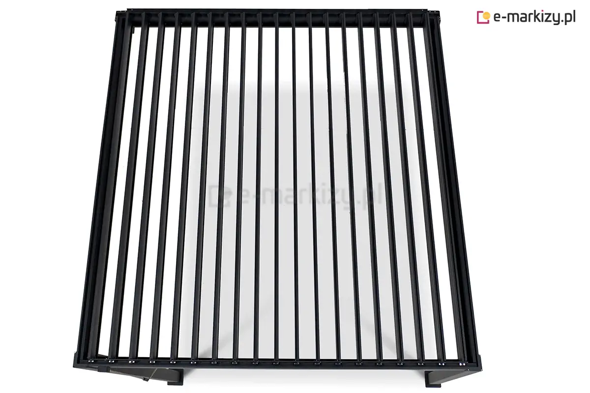 Ukazanie otwartych lameli pergoli przyściennej Gloria rozmieszczonych prostopadle do ściany