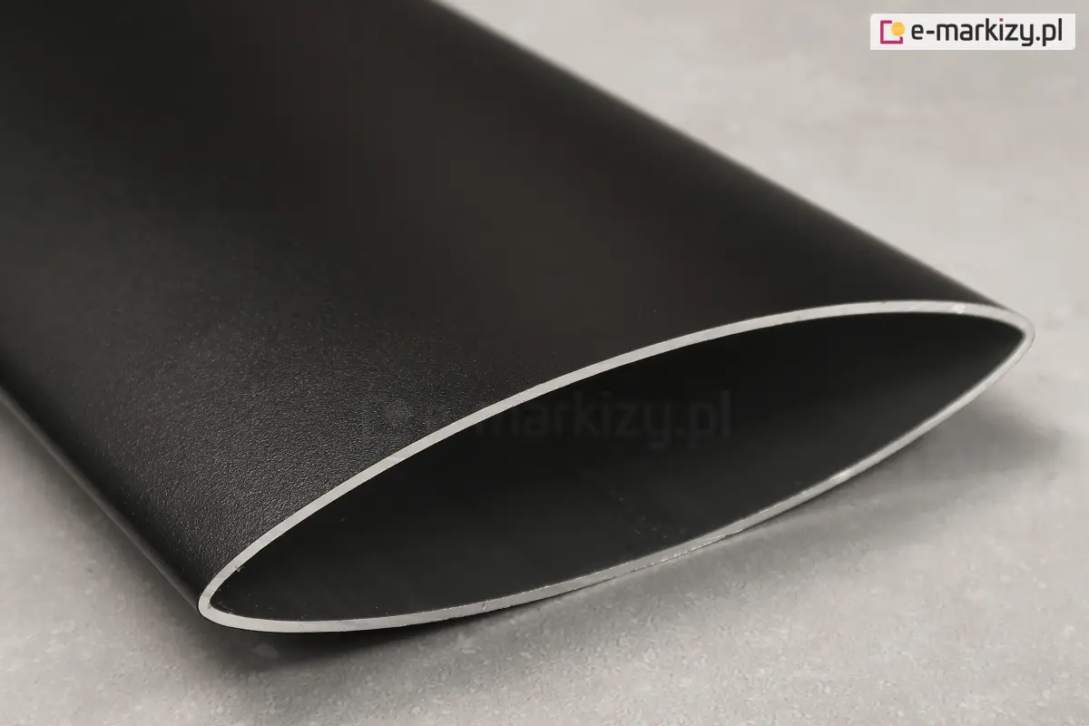 Zbliżenie na przekrój aluminiowego panelu osłonowego do żaluzji Louvre, stosowanego jako element ściany bocznej pergoli tarasowej — widoczna konstrukcja owalnej lamele w kolorze czarnym z delikatnie zaokrąglonym rantem o wymiarach 14x3,6cm.