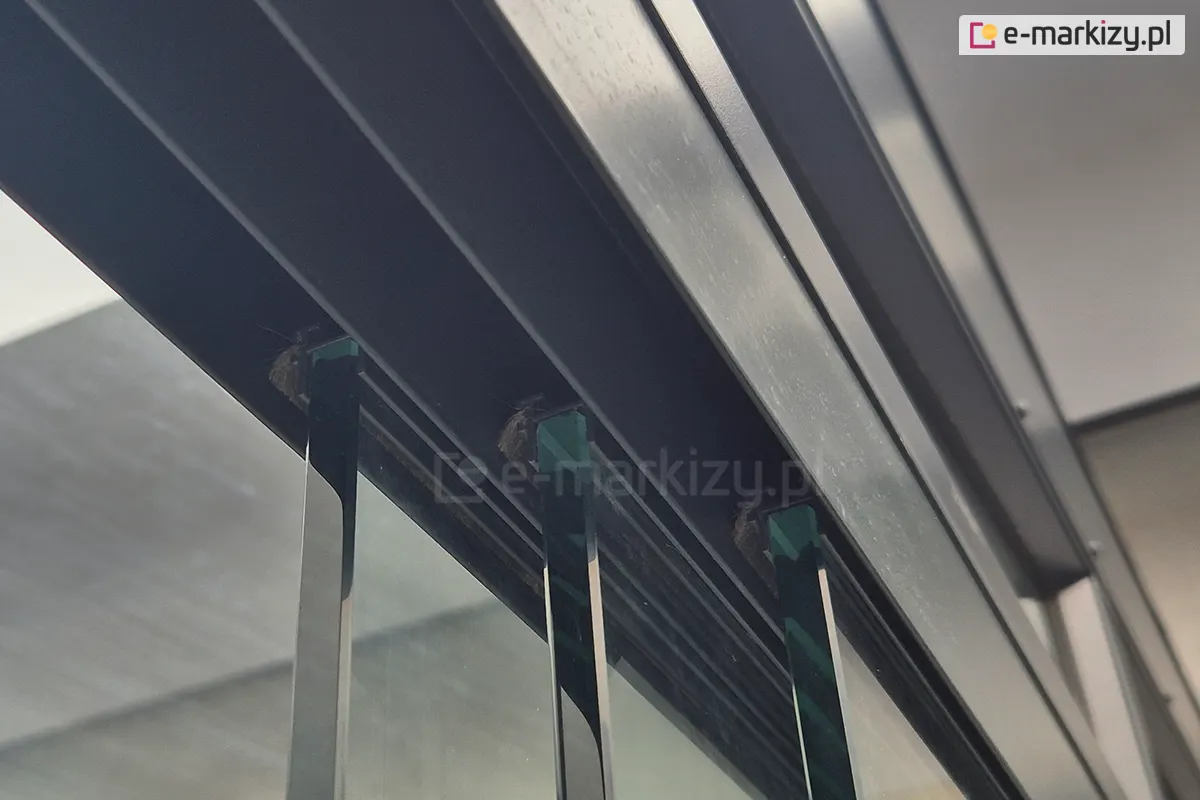 Panele szklane Miros umieszczone w aluminiowych prowadnicach górnych, zapewniających swobodne mijanie się każdego z trzech elementów