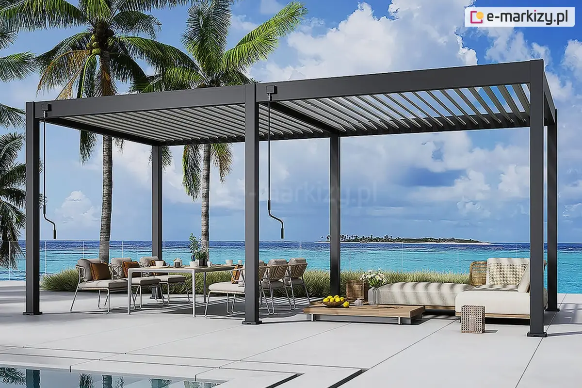 Nowoczesna, wolnostojąca pergola aluminiowa Marlo o wymiarach 6×3 m, ustawiona na tarasie z widokiem na lazurowe morze i palmy. Antracytowa konstrukcja z lamelowym dachem osłania elegancki zestaw wypoczynkowy i jadalniany. Tło stanowi rajski krajobraz z błękitnym niebem i linią brzegową w oddali. Idealna aranżacja strefy relaksu w klimacie tropikalnym.