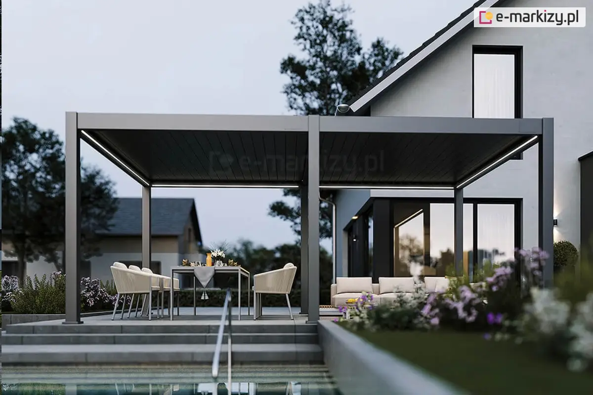 Duża pergola bioklimatyczna Rubio o wymiarach 6x4 m z aluminiową konstrukcją w kolorze grafitowym i dachem z obracanych lameli, zamontowana na tarasie przy domu z basenem. Nowoczesna strefa relaksu i jadalni pod pergolą tworzy elegancką, przeciwsłoneczną przestrzeń wypoczynkową w otoczeniu ogrodu.