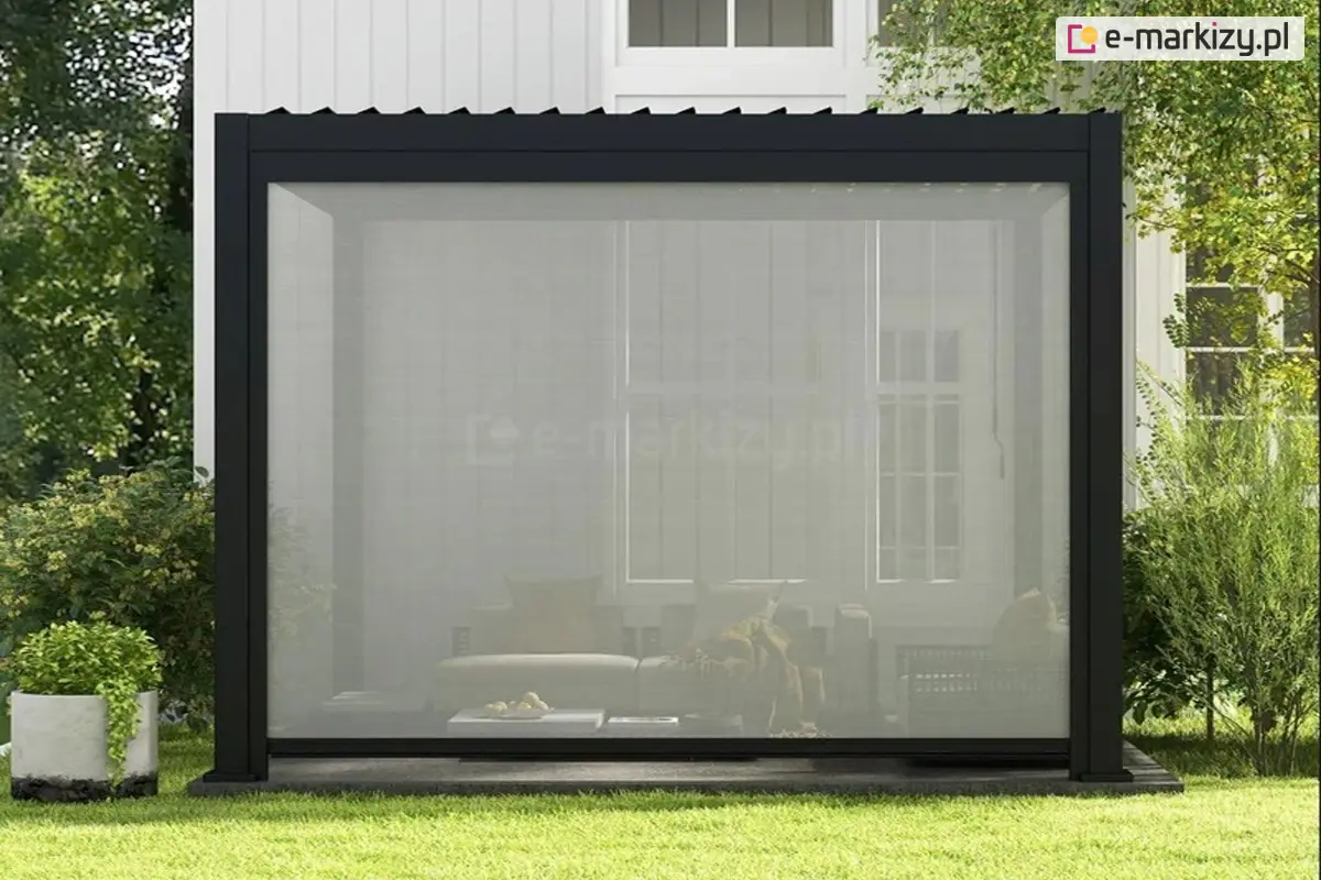 Zewnętrzna roleta typu screen zamontowana na froncie pergoli Gloria. Efektywna ochrona przeciwsłoneczna z przewiewną tkaniną.