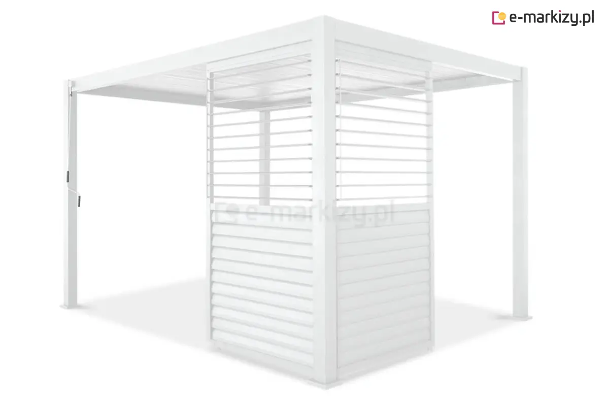 Biała pergola Gloria z osłoną z ruchomych shuttersów. Panele regulowane pozwalają dowolnie sterować dopływem światła w przestrzeni ogrodowej.