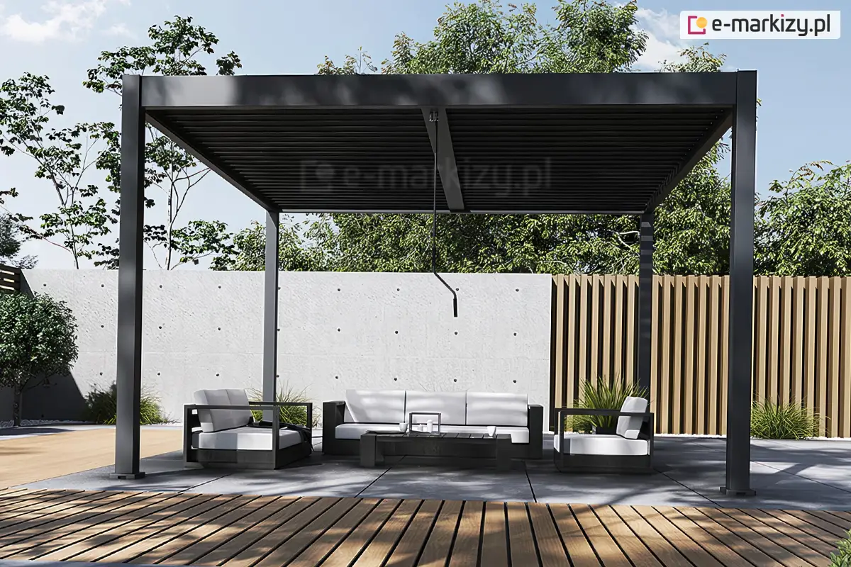 Wolnostojąca pergola ogrodowa Marlo Duo w kolorze antracytowym, z dzielonym dachem lamelowym obracanym o 135°, pełni funkcję ochronnego zadaszenia ogrodu nad komfortowym zestawem wypoczynkowym. Otoczenie stanowi nowoczesny ogród z drewnianym podestem, dekoracyjnymi nasadzeniami i elegancką aranżacją tarasową.