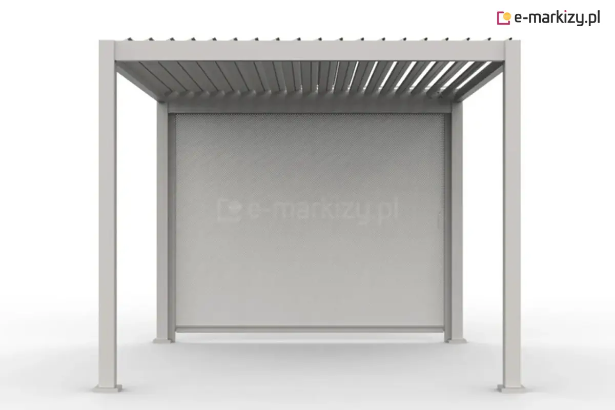 Pergola lamelowa Gloria z zamontowaną od frontu roletą screen. Materiał częściowo transparentny zapewnia filtrację światła i osłonę przed wiatrem.