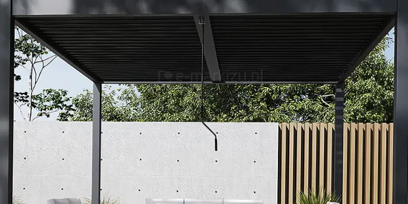 Pergola Marlo Duo z ręcznie regulowanym, lamelowym dachem, oferująca pełną kontrolę światła i tworząca przyjemnie zacienioną przestrzeń do odpoczynku na nowoczesnym tarasie.