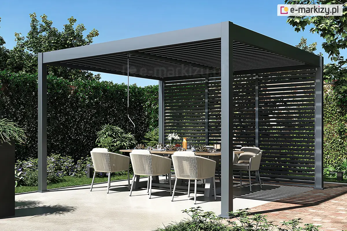 Nowoczesna pergola ochronna Marlo Duo z ruchomymi lamelami i bocznym panelem żaluzjowym tworzy funkcjonalne zadaszenie ogrodu, chroniąc przestrzeń jadalnianą przed słońcem i wiatrem. Pergola stoi w otoczeniu bujnej roślinności, zapewniając komfortowe miejsce do letnich przyjęć.