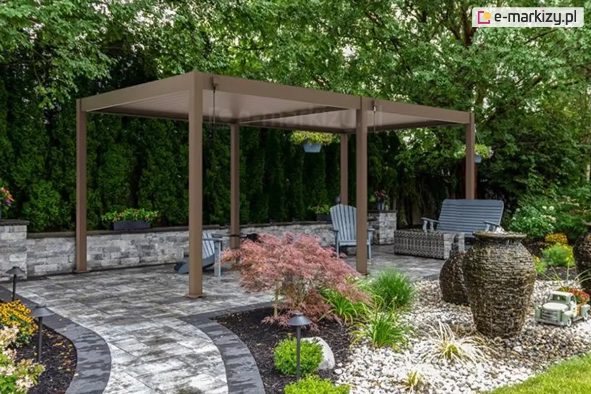 Brązowa pergola Marlo o dużej powierzchni jako elegancka altana ogrodowa, umieszczona wśród wysokich drzew i żywopłotu z tui. Konstrukcja stoi na przestronnym tarasie wyłożonym stylowymi płytkami kamiennymi. Wewnątrz znajdują się wygodne fotele i sofa ogrodowa.
