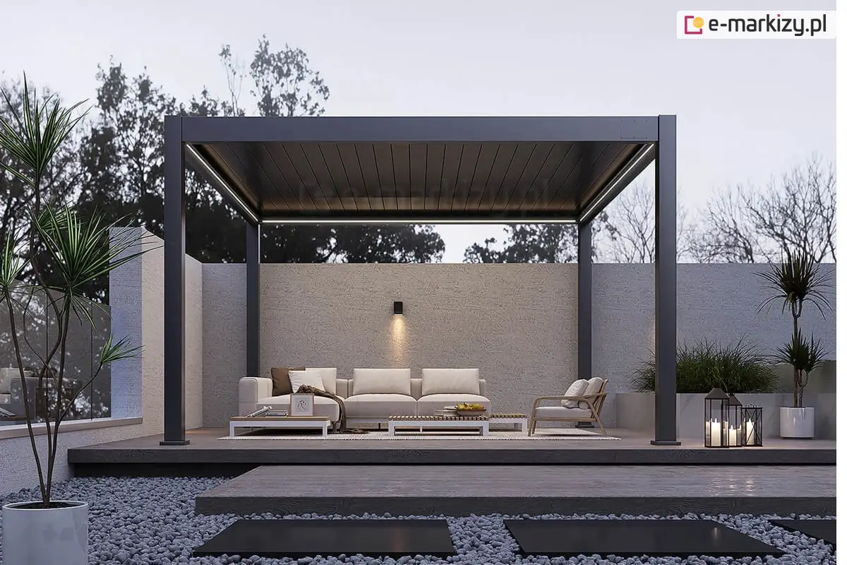 Pergola ogrodowa elektryczna Rubio z aluminiową konstrukcją w kolorze grafitowym, wyposażona w dach z regulowanymi lamelami i oświetlenie LED. Ustawiona w nowoczesnym ogrodzie, tworzy przytulną strefę relaksu z jasnymi meblami i dekoracyjnymi lampionami.