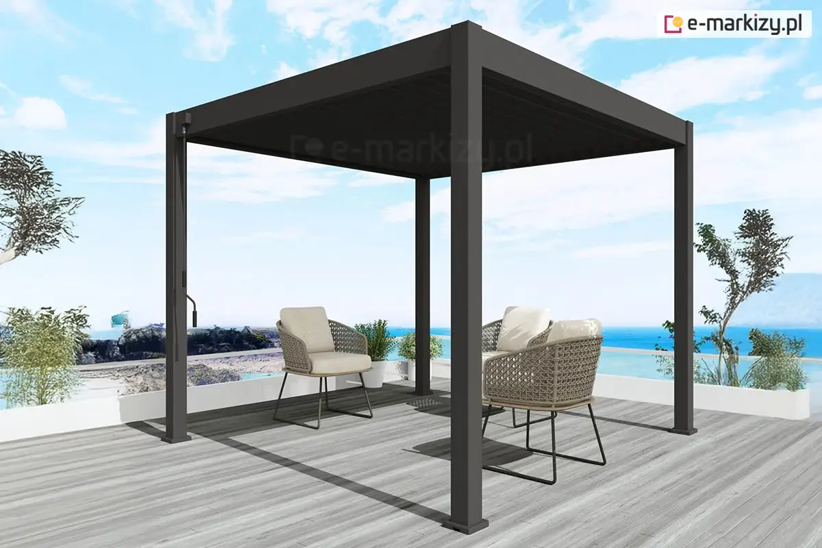 Stylowa pergola tarasowa Marlo o wymiarach 3x3 metry, wykonana z trwałego aluminium w kolorze antracytowym. Ustawiona na tarasie z widokiem na morze, zapewnia eleganckie zadaszenie strefy wypoczynkowej z nowoczesnymi fotelami ogrodowymi z plecionki i jasnymi poduszkami.