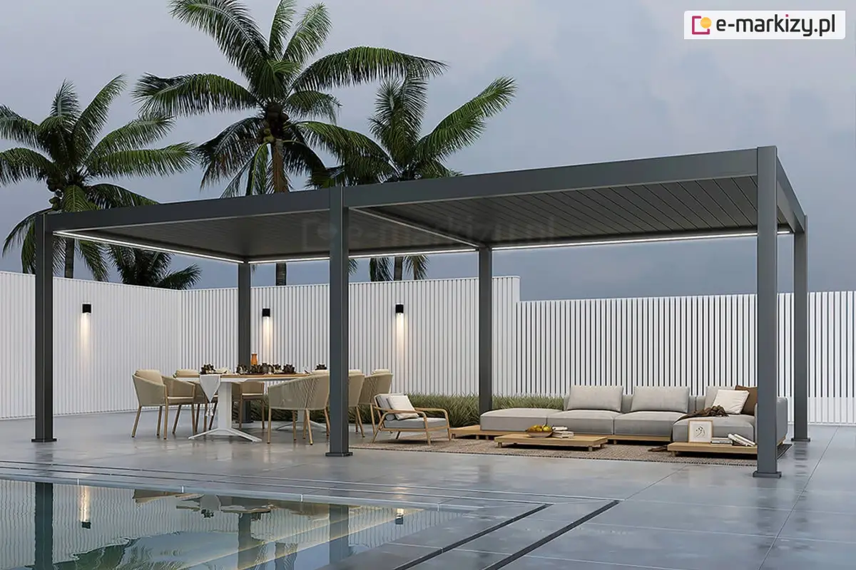 Pergola tarasowa Rubio o długości 8 metrów, wykonana z trwałego aluminium w odcieniu grafitowym, z dachem z regulowanych lameli i oświetleniem LED. Zlokalizowana przy basenie w otoczeniu palm, tworzy przestronną strefę relaksu i jadalnię na świeżym powietrzu. Nowoczesna ochrona przeciwsłoneczna i elegancki design.