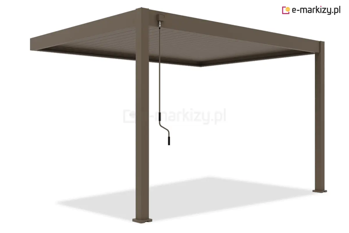 Przyścienna pergola tarasowa Marlo w eleganckim odcieniu taupe. Lamele otwierane za pomocą korby i skuteczny system odprowadzania wody wewnątrz podpór.