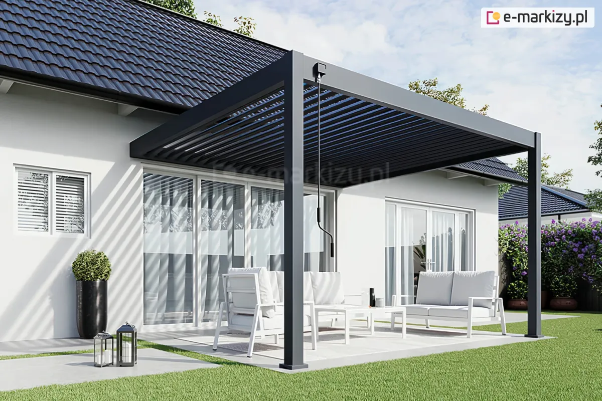 Pergola lamelowa Rubio Soft o szerokości 4 metrów, wsparta na dwóch masywnych przednich podporach i zamontowana do elewacji domu, z aluminiowymi lamelami dachowymi ustawionymi w pozycji półotwartej, w grafitowym kolorze konstrukcji. Na tarasie ustawione są białe meble ogrodowe, a całość otacza zadbany trawnik i rośliny w donicach.