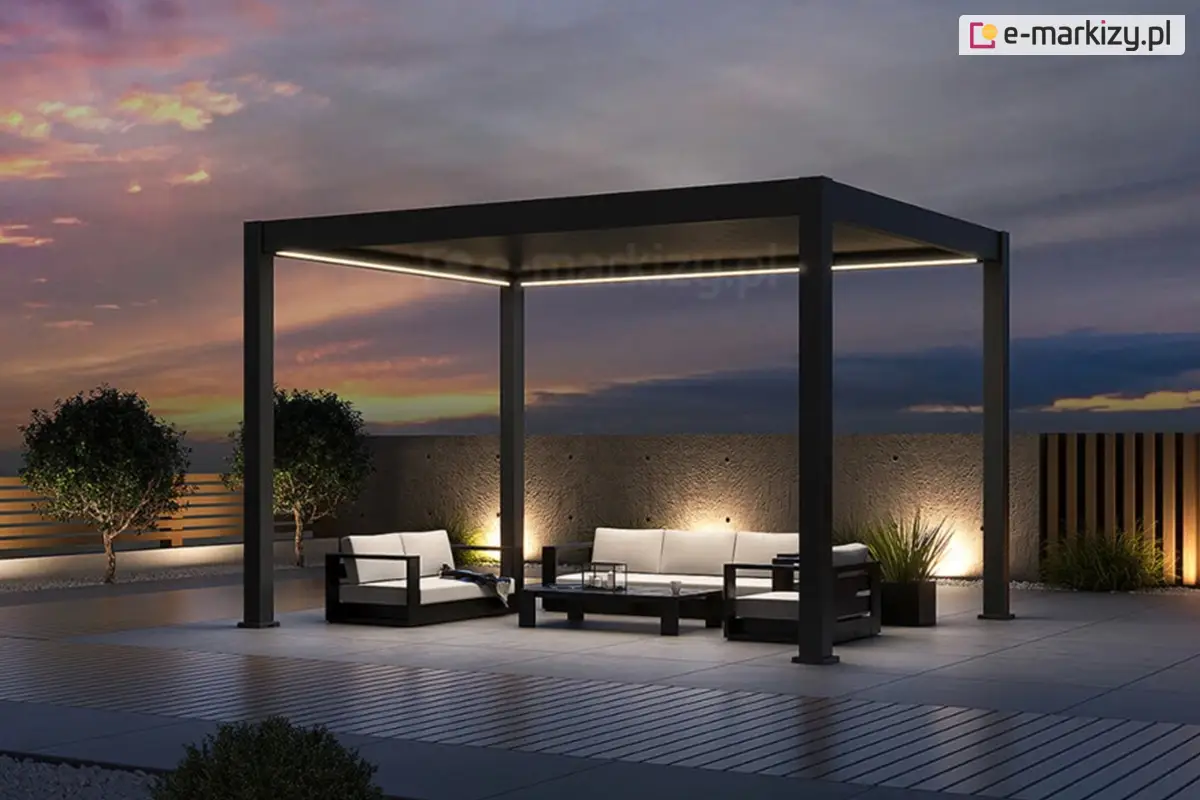 Nowoczesna pergola lamelowa Rubio Deluxe Automatic z wbudowanym oświetleniem LED, prezentowana o zmierzchu na eleganckim tarasie. Aluminiowa konstrukcja w kolorze antracytowym i dach z obracanych lameli tworzą klimatyczną, przeciwsłoneczną przestrzeń relaksu z nowoczesnymi meblami ogrodowymi.
