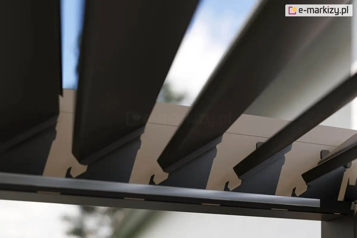 Zbliżenie na aluminiowe lamele dachowe pergoli Marlo – bioklimatyczny elektryczny system obrotowy pozwalający regulować dopływ światła i wentylację z widoczną taśmą led poniżej