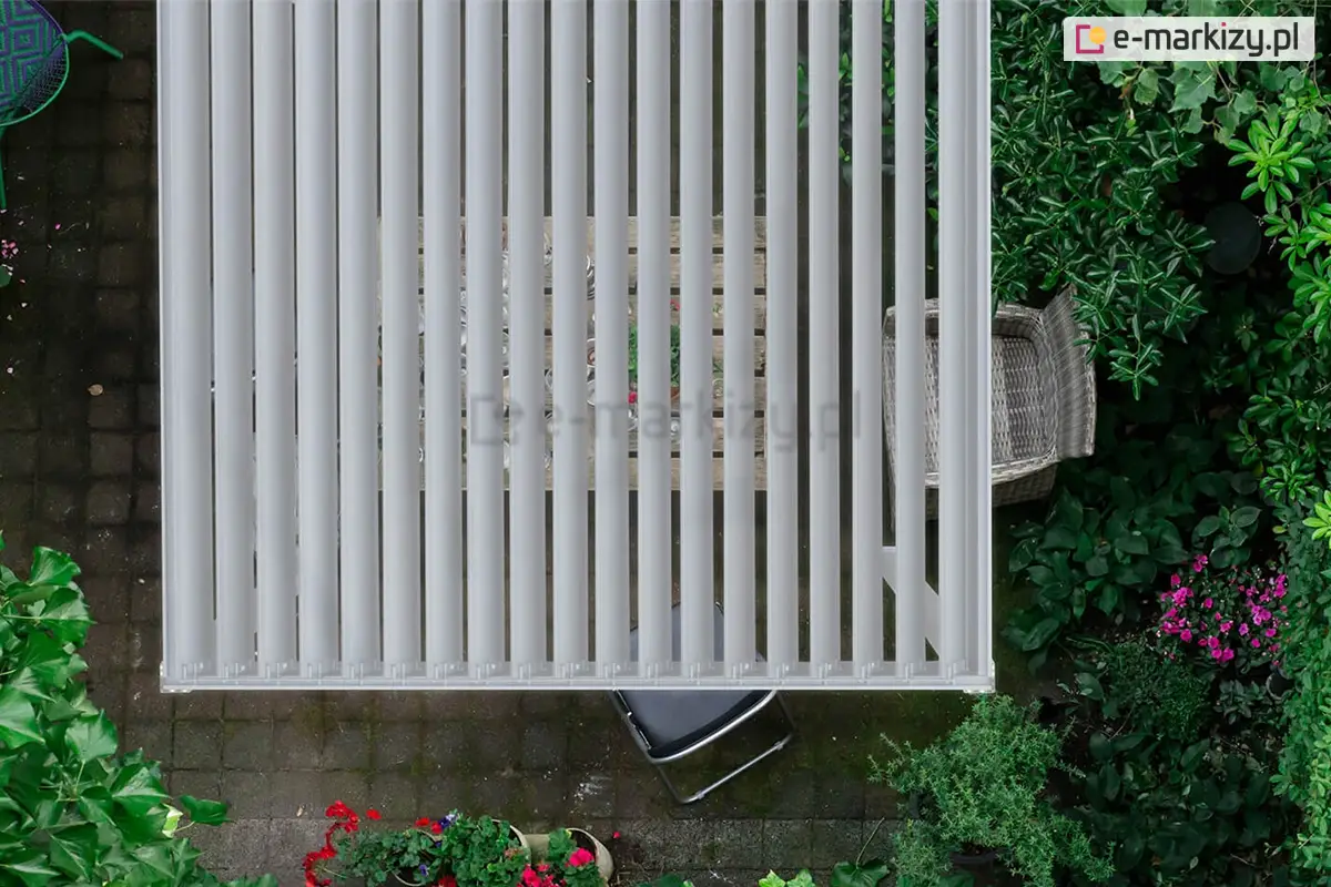 Widok z góry na aluminiową pergolę tarasową Gloria z ręcznie regulowanymi, półotwartymi lamelami dachowymi w kolorze białym. Bioklimatyczna pergola wkomponowana w zielony ogród z meblami wypoczynkowymi, zapewniająca ochronę przed promieniowaniem słonecznym i deszczem.