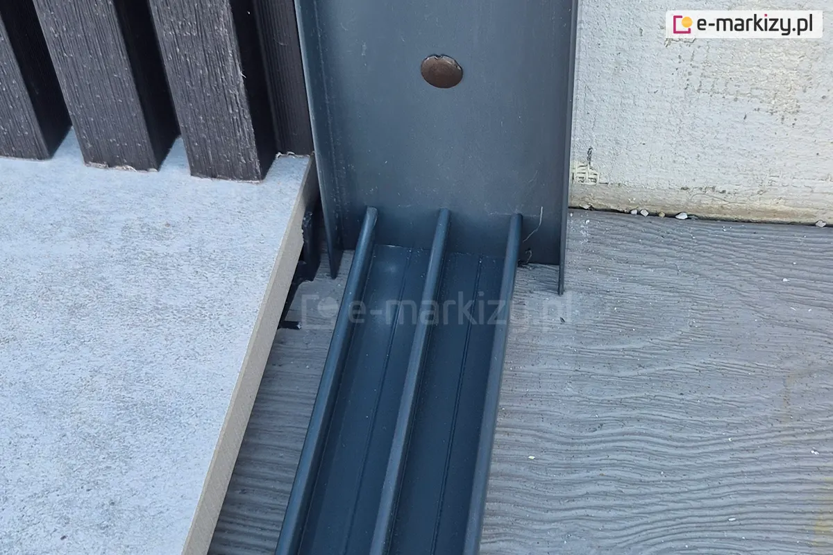 Profil boczny szyb przesuwnych Miros z trzema torami jezdnymi, osadzony w konstrukcji pergoli i zintegrowany z posadzką tarasową