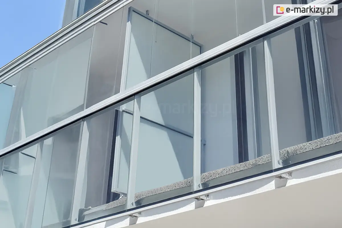 Nowoczesna przegroda balkonowa Fest z wypełnieniem z poliwęglanu — elegancka osłona zapewniająca prywatność na balkonie