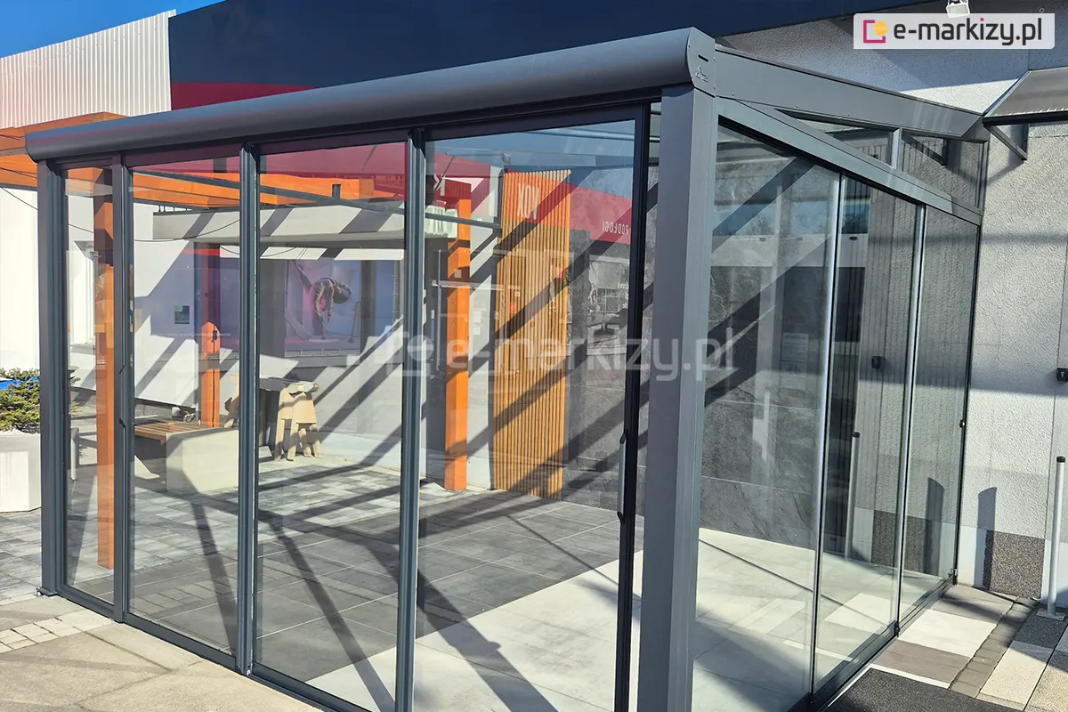 Przesuwne drzwi szklane Sotro z solidnymi ramami aluminiowymi, zamontowane jako osłona nowoczesnej pergoli ogrodowej zapewniają przyjazną, nowoczesną przestrzeń idealną do relaksu w ogrodzie.