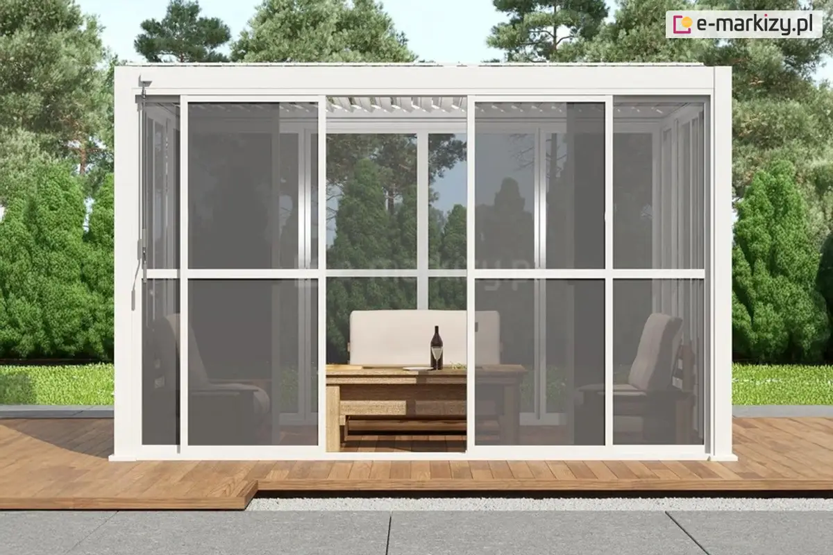 Przednie drzwi przesuwne do pergoli Gloria wykonane z transparentnych paneli poliwęglanowych. Aluminiowa rama malowana proszkowo na kolor biały zapewnia trwałość i estetykę. Zabudowa zwiększa komfort użytkowania tarasu niezależnie od pogody.