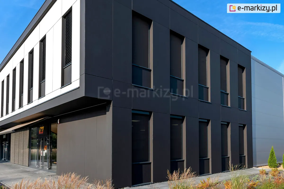 Refleksole zamontowane w wewnątrz okien dolnej części budynku umożliwiają widoczność na zewnątrz zapewniając osłonę