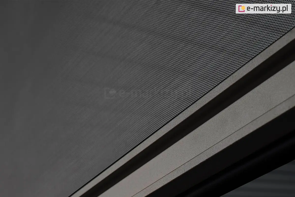 Czarna roleta refleksol do pergoli Gloria z prostym uchwytem do ręcznej obsługi. Chroni przed słońcem i zapewnia prywatność.