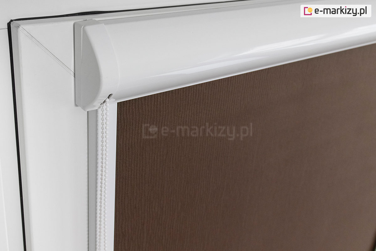 Roleta materiałowa przestrzenna w kasecie oraz listwy prowadzące zapewniające szczelne połączenie z tkaniną