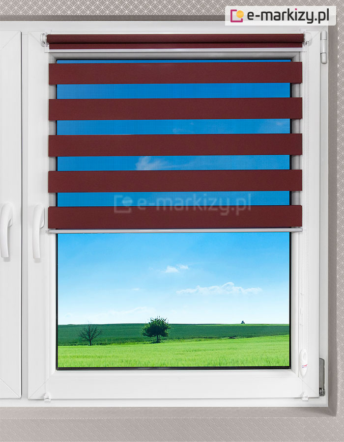 Roleta mini częściowo przysłaniająca okno w ustawieniu dopuszczającym światło poprzez przezierną część rolety