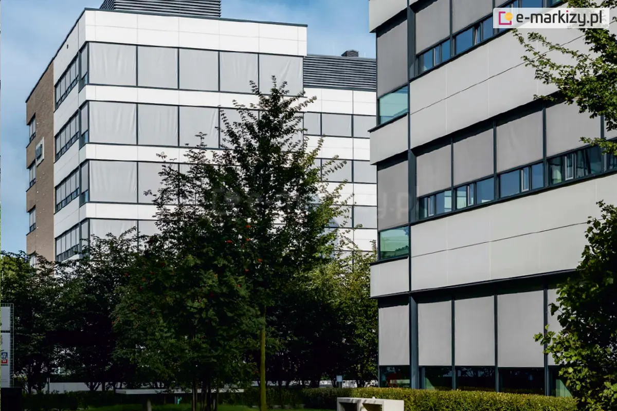 Rolety zip 78 chroniące pomieszczenia biurowca przed nadmiernym nasłonecznieniem