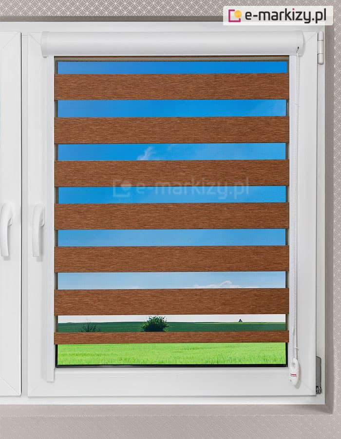 Roleta dzień noc w kasecie przestrzennej lux kombi w pozycji umożliwiającej połowiczny dostęp do światła dziennego