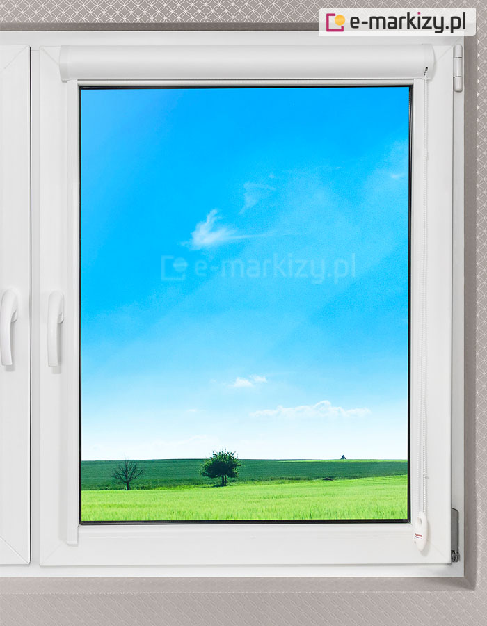 Kaseta i prowadnice rolety lux kombi po zwinięciu tkaniny całkowicie odsłaniają światło okna