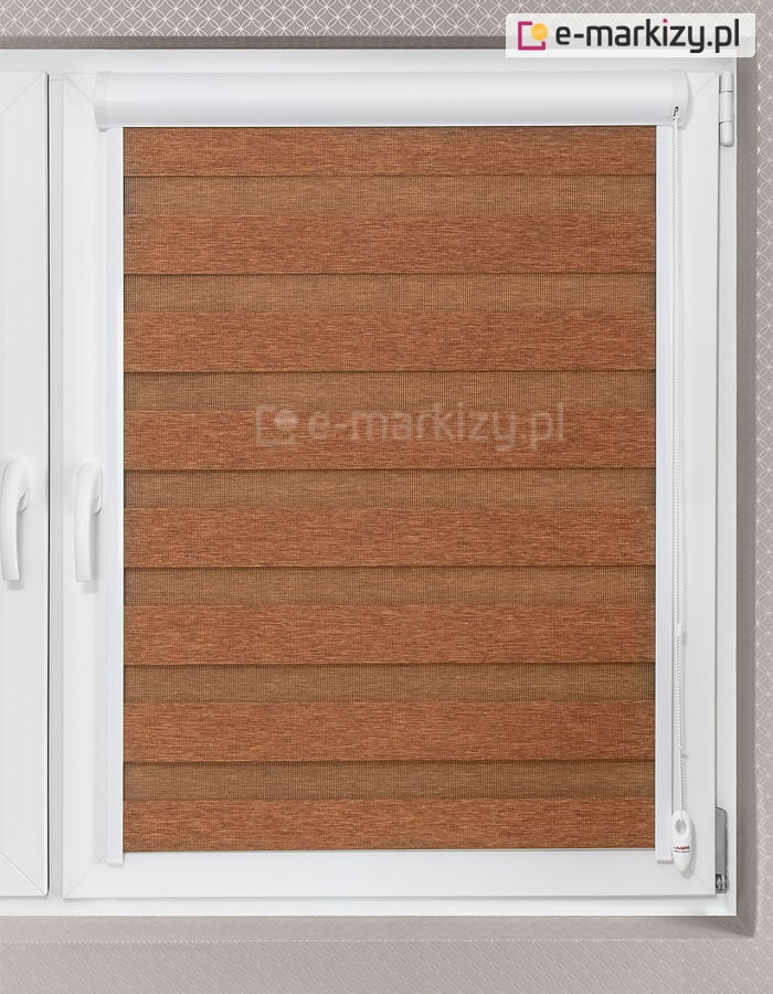 Roleta przestrzenna dzień noc lux kombi na oknie z tkaniną ustawiona w pozycji zaciemnienia