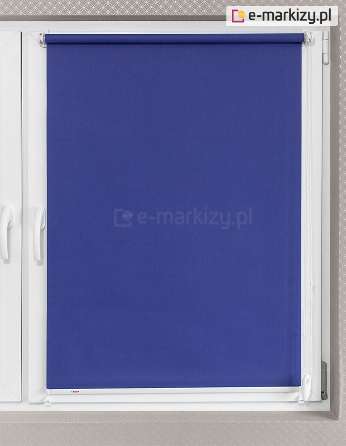 Roleta wewnętrzna materiałowa całkowicie zasłania okno i nie przepuszcza światła dziennego