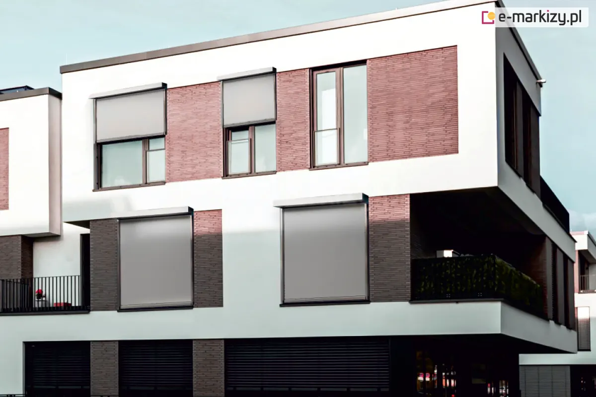 Rolety zamontowane na elewacji budynku mieszkalnego szczelnie zasłaniają okna przed warunkami atmosferycznymi