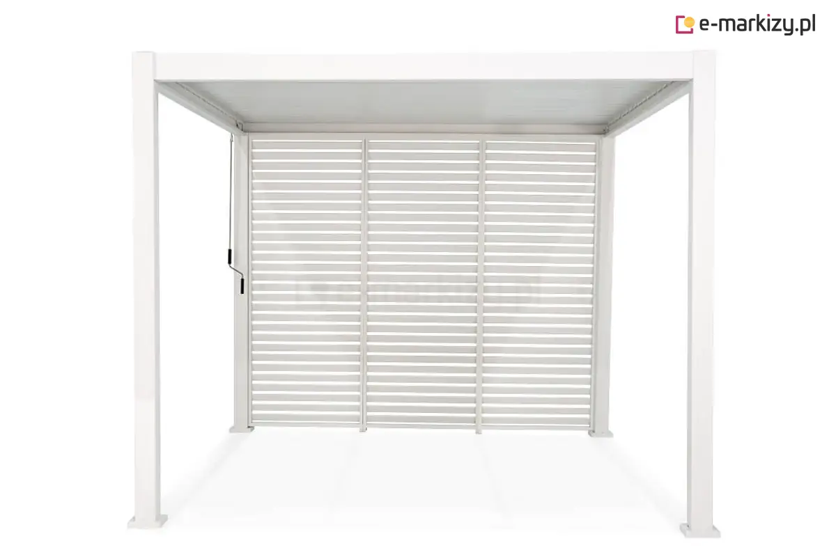 Modułowa ściana z trzech paneli żaluzjowych do pergoli Gloria. Konstrukcja boczna zapewniająca skuteczną osłonę przed słońcem i większą prywatność na tarasie.