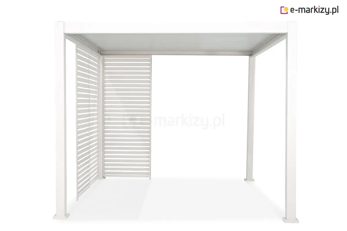 Biały aluminiowy panel żaluzjowy zamontowany w narożniku pergoli Gloria. Stałe lamele w antracytowej ramie tworzą stylowe i funkcjonalne osłony przeciwsłoneczne.