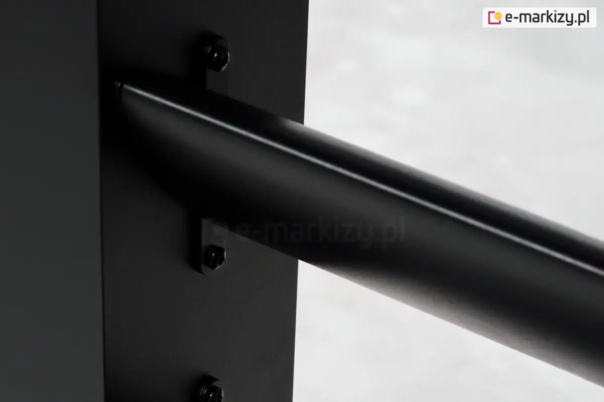 Stały panel żaluzjowy Louvre w kolorze czarnym zamontowany do podpory pergoli w pozycji umożliwiającej swobodny przepływ wiatru, ale osłaniający przed nisko wschodzącym słońcem.