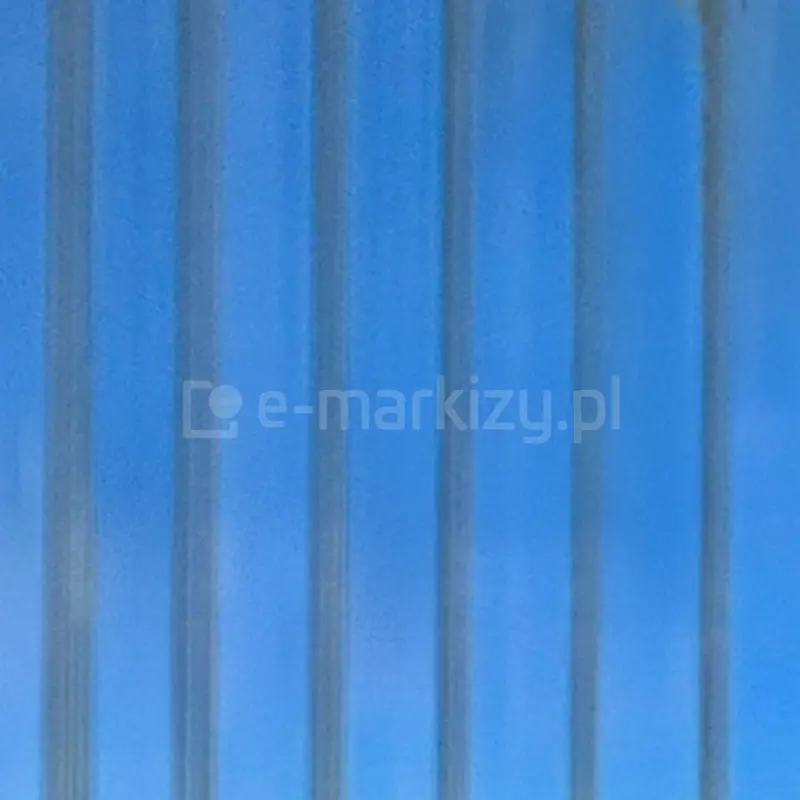 Przekrój standardowego poliwęglanu komorowego 16 mm - struktura przezroczystych komór w bezbarwnym panelu do zabudowy tarasów i zadaszeń, zapewniająca wysoką przepuszczalność światła i lekkość konstrukcji.